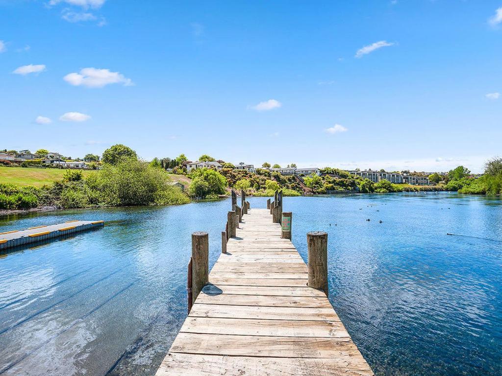Central Riverside Retreat - Taupo Holiday Home المظهر الخارجي الصورة