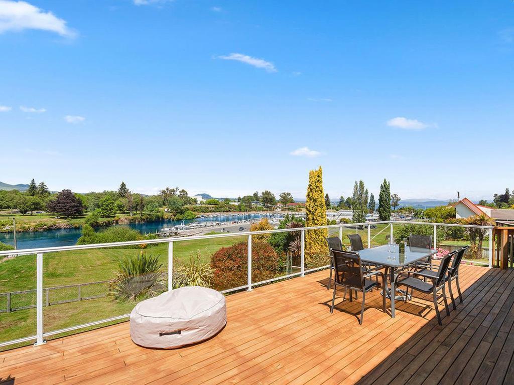 Central Riverside Retreat - Taupo Holiday Home المظهر الخارجي الصورة