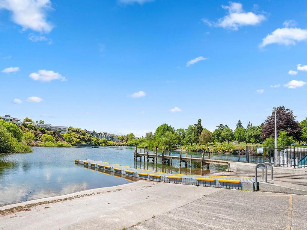 Central Riverside Retreat - Taupo Holiday Home المظهر الخارجي الصورة