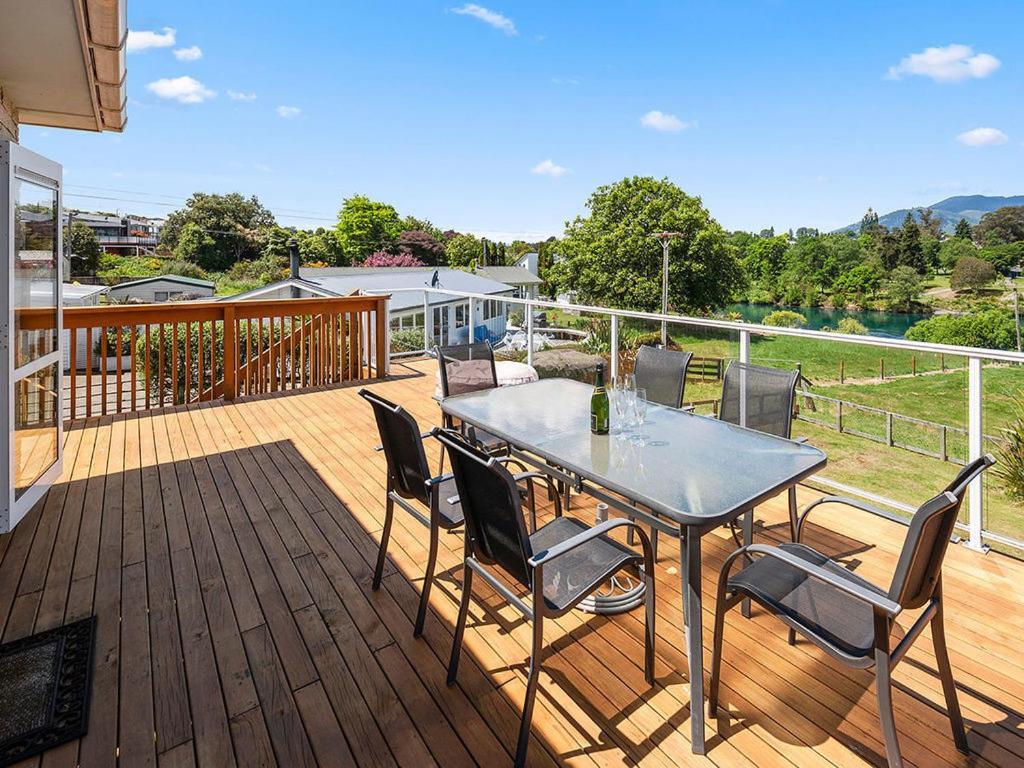 Central Riverside Retreat - Taupo Holiday Home المظهر الخارجي الصورة