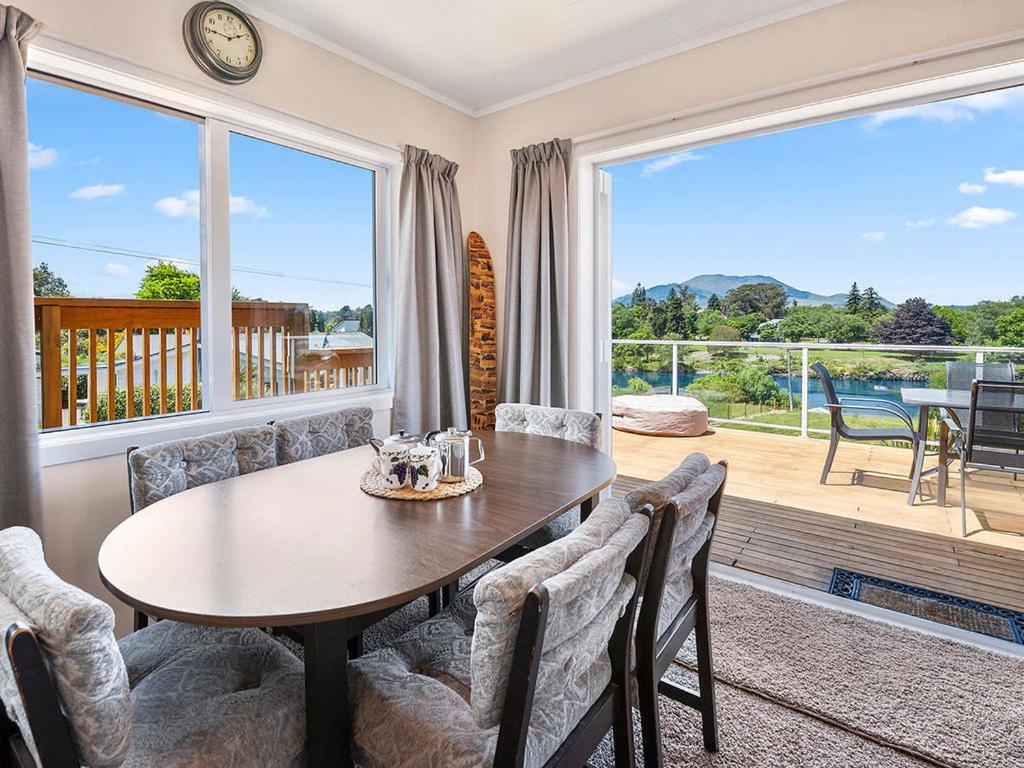 Central Riverside Retreat - Taupo Holiday Home المظهر الخارجي الصورة